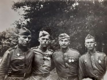 С боевыми друзьями 10 июня 1945 года (второй слева мой дедушка)