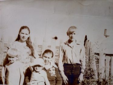 С дочерью Любой и внуками