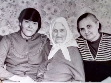 С матерью Зинаидой и дочерью Галей