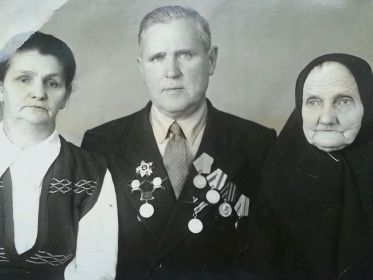 С родными: женой Анной Ивановной и её мамой Нефедовой Серафимой Николаевной. 19.01.1959 г.