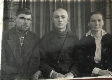 На этом фото Ведерников Виктор Алексеевич со своими родителями. Фото сделано перед уходом добровольцем на войну.