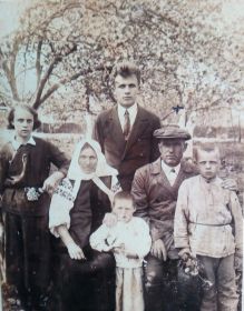 Семья( отец Григорий и мать Наталия, сестра Вера, брат Виктор ,и маленькая Ольга