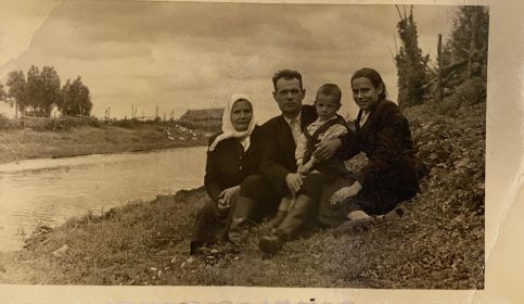 Жуков А.А. с женой Жуковой Надеждой Ильиничной, младшей дочерью Зинаидой и внуком Владимиром