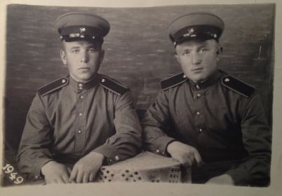 Михаил Макеев(слева), с товарищем по службе.