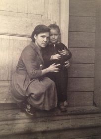 Клавдия Яковлевна Зайцева(Чевикова)с сыном Юрой.