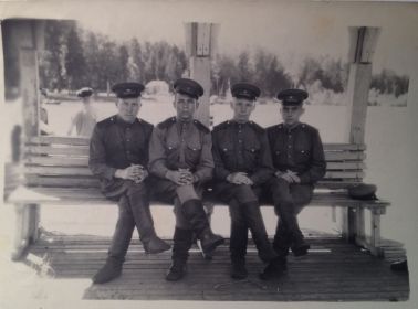 Макеев Михаил в армии( второй слева).
