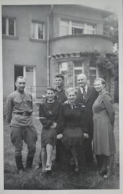 С семьей генерала Бельченкова.Дядя Женя на фото-слева