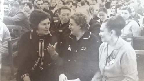 Встреча выпускников Лаптевской средней школы в здании Ясногорской средней школы №1 (27 ноября 1971