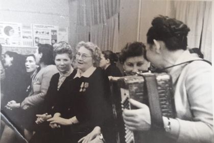 Встреча выпускников Лаптевской средней школы в здании Ясногорской средней школы №1 (27 ноября 1971