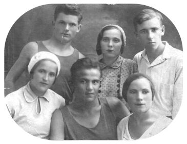 Рабфак, г. Краснодар, 1933 г. В. С. Негриёв – в середине внизу