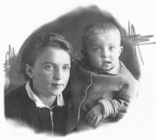 М. А. Негриёва с сыном Васей