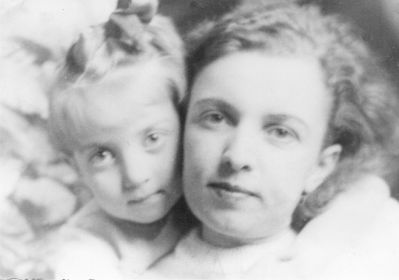 М. А. Негриёва с дочерью. После войны