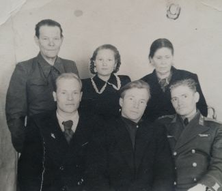 Фото с родителями :Василием Михайловиче  и Марфой Ивановной ,  младшей сестрой Любой и друзьями в Кунгуре