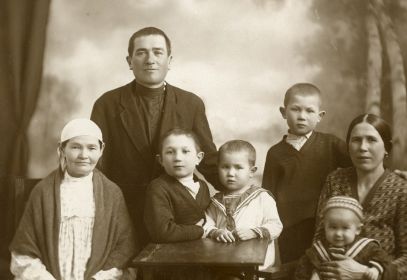 Семья Рахима в довоенные годы (с матерью, женой и детьми). Казань
