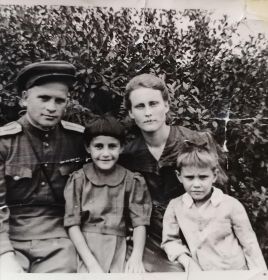 Семейное фото (Иван Тимофеевич, Мария Алексеевна, Нинэль и Анатолий)