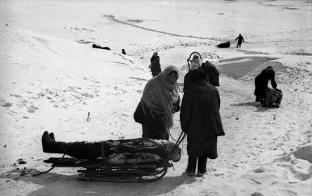 Холм. Зима 1942. На местных кладбищах нет мест. Жители везут на р. Ловать хоронить своих умерших. Фото: Бундесархив.