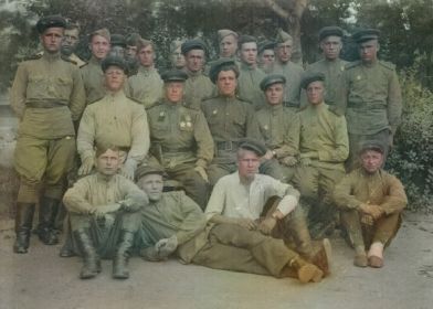 на фотографии Конев К.С. в первом ряду второй справа, в белой рубашке с перебинтованной рукой