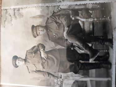 Фото из семейного архива, дедушка сидит, а кто его товарищ не знаем.