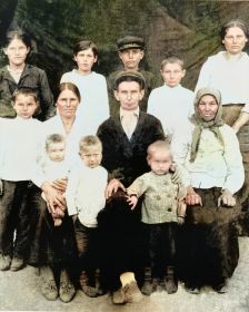 прадед Андрей (в центре),  его мать Ульяна ( справа), жена Феврония ( слева) и все их дети. Фотография сделана перед уходом деда Андрея на фронт (1941 г)