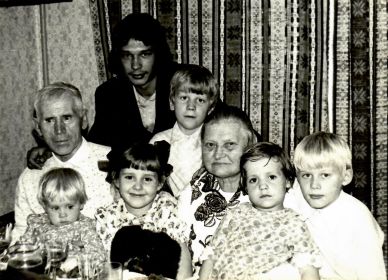 Иван Иванович и Ираида Алексеевна с внуками и правнучкой; г.Ленинград, начало 1980-х