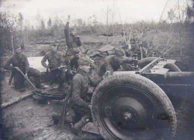 Артиллерийский расчет 379-Режицкой СД - 1941 г., дед на заднем плане со снарядом