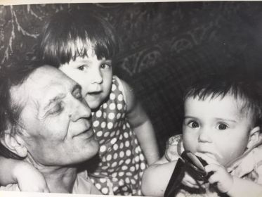 С внучками Юлей и Аней 1984 год