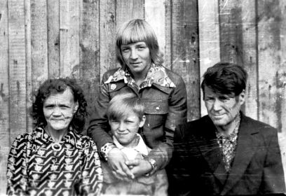 Третьяковы Николай Леонтьевич и Мария Гавриловна с сыновьями Юрием и Александром.1977 год.п.Ванавара.