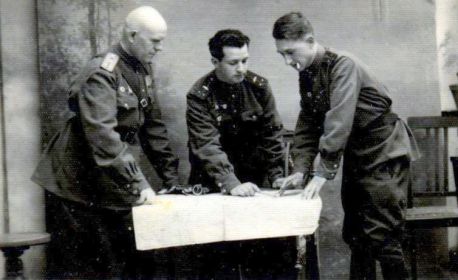 09.05.1945 - слева направо Самойленко, Сморода и Егоров.