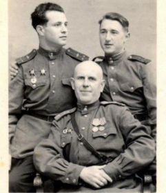Нижний ряд- Самойленко Николай Дмитриевич 27.04.1909г.р., верх- Егоров Борис, ком.стрелковой роты.