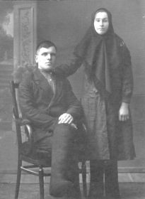 Старший брат Краснов Павел Васильевич с женой Екатериной. Павел  пропал без вести в 1941г. , ничего не известно где он погиб, а также о месте его захоронения.