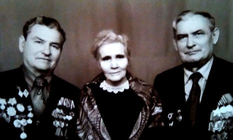На фото: Соколов Федор Никифорович (справа) со старшим братом Борисом и сестрой Клавдией