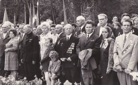Торжественные мероприятия в парке Раади у военного мемориала 9 Мая конец 70-х. город Тарту