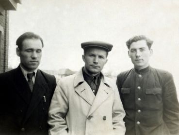 Иван Павлович (в центре) с товарищами