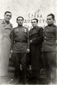 Татаринцев Н.Е. 1й справа, возможно 1945