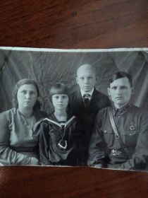 Семья... Андрей Николаевич, его жена Татьяна Федоровна, дочь Лилия, сын Альбин 30 ноября 1938 года
