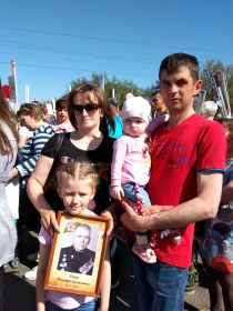 Семья Лены Архиповой-Ефимовой, внучки Тимофея Юрцева на празднике 9 мая.
