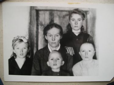 Дети и жена Бычкова А.В. (дети: (Нижний ряд слева направо): Евгения, Иван, Николай; сверху справа: Лидия. На фото нет дочери Клавдии) В центре - жена