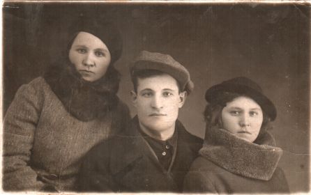 Слева направо Ирина (жена), Константин, Варвара (сестра жены)