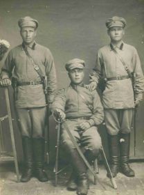 Фотография датирована 14 марта 1925 Гладких Ефим Фатеевич стоит с права положив руку на плечо товарища