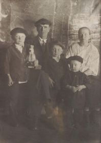 Федот Игнатьевич и Прасковья Григорьевна с сыновьями Леонидом, Владимиром и Фёдором