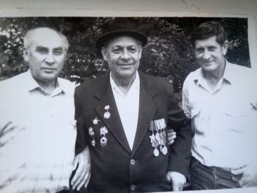 Брат Владимир, участник Парада Победы1945, командир отделения разведки, старшина, с братом Ю. П. Ишхановым-академиком-скульптором и племянником А. Гайдуком