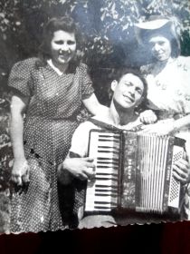 С сестрой Розой и Л.Н. Ишхановой