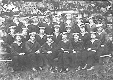 Выпускная группа военных моряков из Учебного отряда Северного флота.
