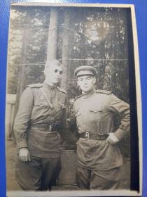 Г.С. Овчинников с боевым товарищем. Конец мая 1945 г.
