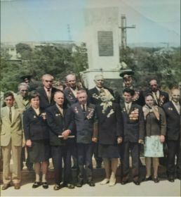 Ветераны ВОВ возле памятника на 9 мая в п. Серебровский (фото предоставила их дочь Шахаева ( Карпенко ) Татьяна Алексеевна )