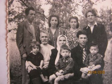 Виталий Борисовский(справа)с родителями,братом Геннадием,детьми и жёнами 50-е годы