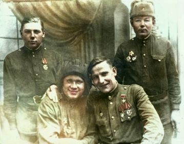 Экипаж танка Т-34 18 ОГМЦБ сидя справа-налево - Герой Советского Союза Басков М.Н.иколаевич, Жигалов А.У.