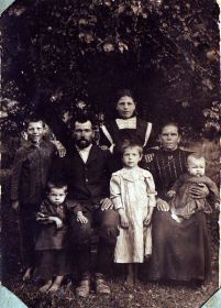 Семья Симоновых в 1916 (или 1917г)