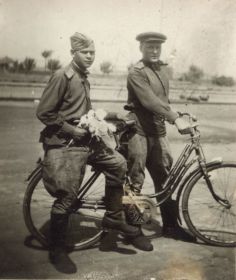 Иван Тартанов (слева) со своим однополчаниным в мае 1945 г. в городе Прага, Чехословакия.