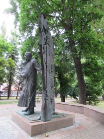 Памятник   К.Д. Воробьеву в парке на улице Перекальского в городе Курске